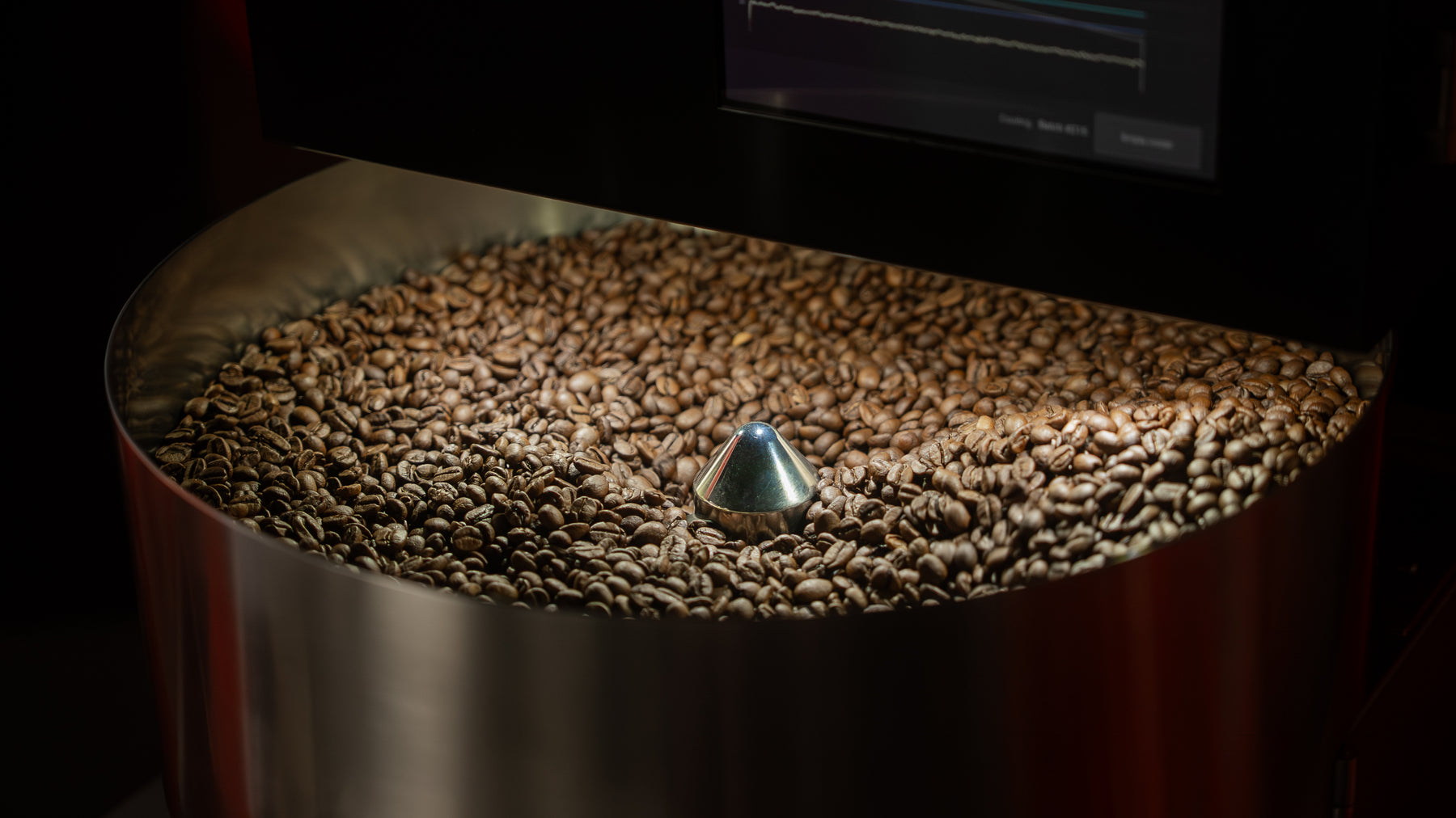 Frisch geröstete Kaffeebohnen in der HELISU Rösterei