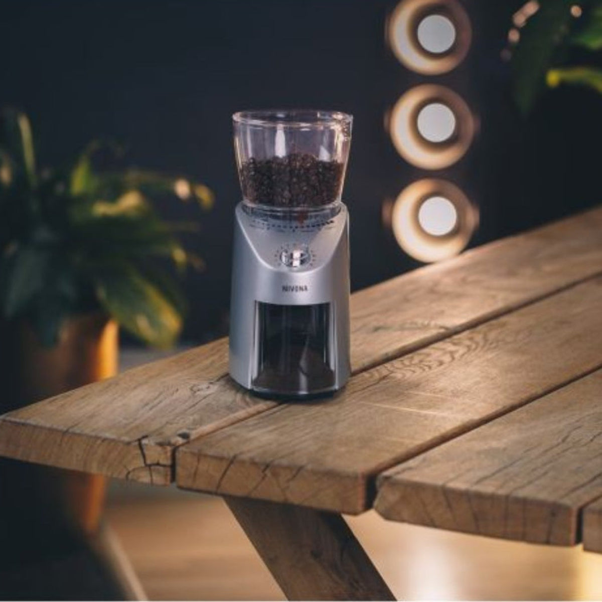 Stufenlose Mahlgradeinstellung der NIVONA NICG 130 Kaffeemühle für fein bis grob.