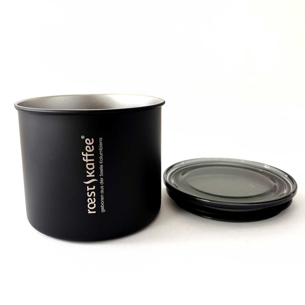 Airscape Kaffeedose aus Edelstahl von roestkaffee, gefüllt mit frischen Kaffeebohnen zur aromadichten Aufbewahrung.