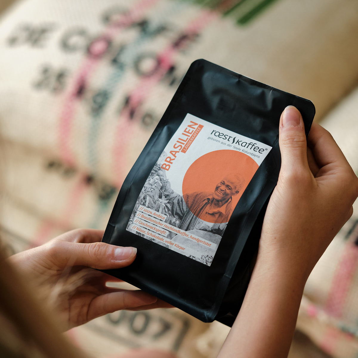250g Brasilien Länderkaffee, Kaffeepackung in der Hand