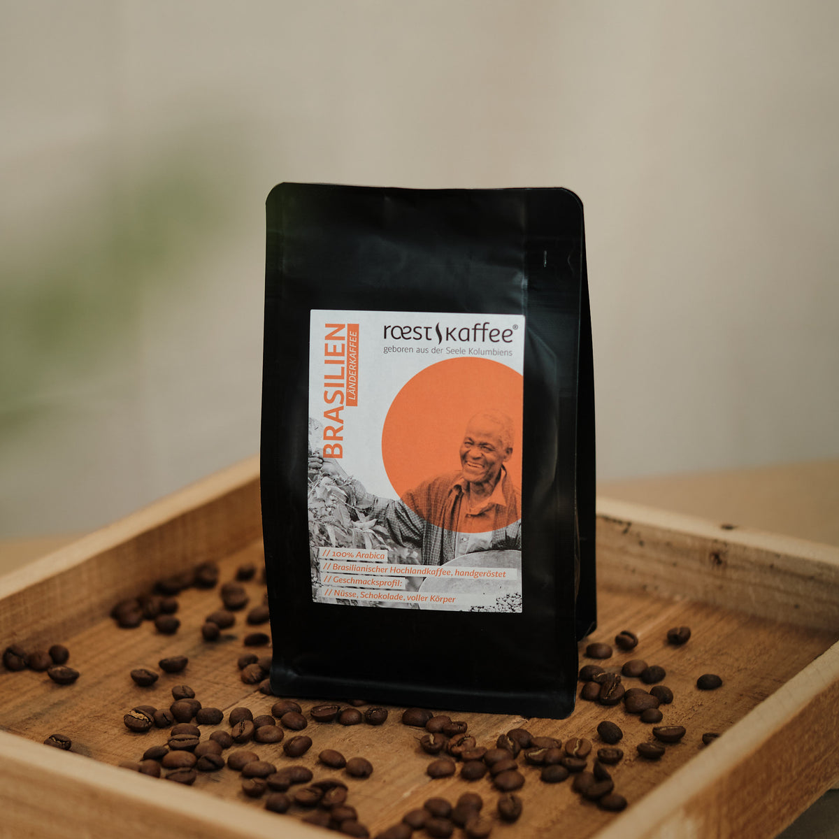 Eine 250g Kaffeepackung auf einem Holzbrett. Mit Aromen von sonnengereifter Orange, Schokolade und Nüssen. Mit Aromen von sonnengereifter Orange, Schokolade und Nüssen