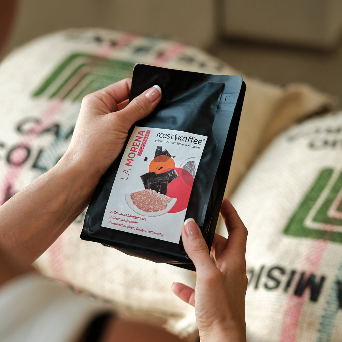 Eine Frau hält eine 250g Kaffeepackung in der Hand