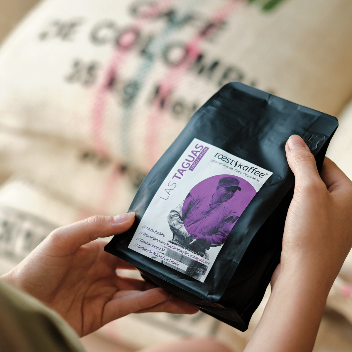 100% Arabica-Bohnen mit natürlichen Aromen von Zuckerrohr, Schokolade und Nüssen
