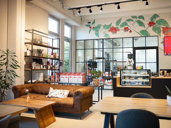 Unser Café mit Blick in die HELISU Rösterei in Oberasbach