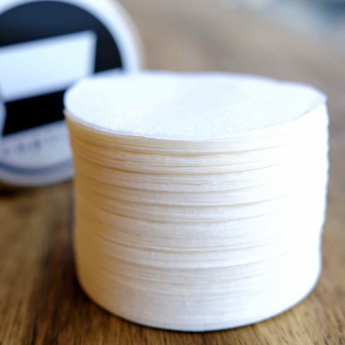 cuptimo Zubehör von roestkaffee mit Filterpapier-Scheiben in wiederverschließbarer Dose und Silikonmanschette.