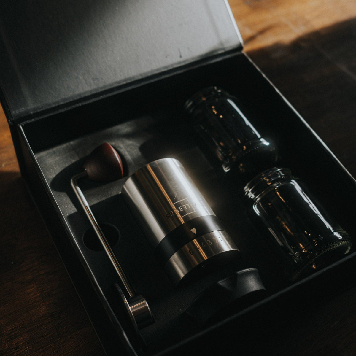 Manuelle Silberthal Kaffeemühle während des Mahlens mit Handkurbel – einfache Bedienung für frisch gemahlenen Kaffee unterwegs und zuhause.