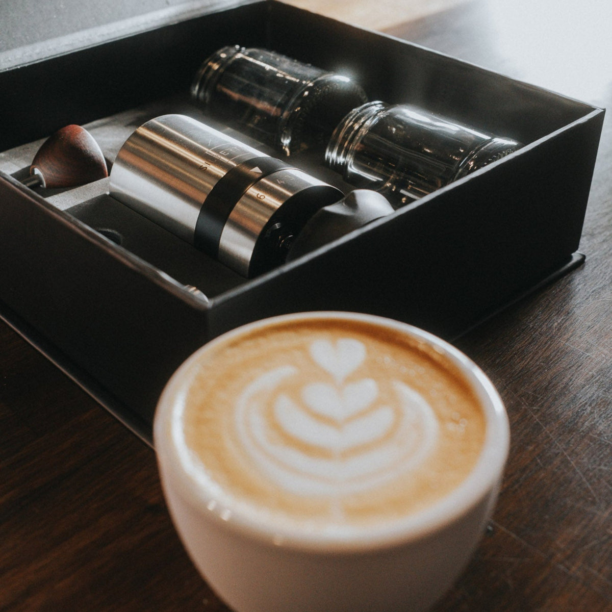 Silberthal manuelle Reisekaffeemühle im Einsatz unterwegs – kompakte Handmühle für frisch gemahlenen Kaffee auf Reisen und Outdoor.